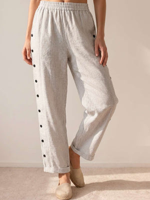 Pantalón Mencía · Recto de rayas con botones laterales