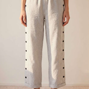 Pantalón Mencía · Recto de rayas con botones laterales