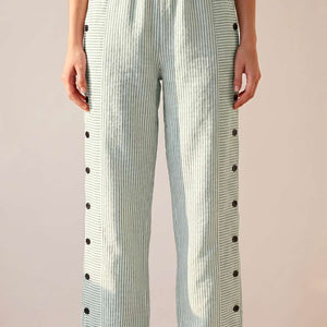Pantalón Mencía · Recto de rayas con botones laterales