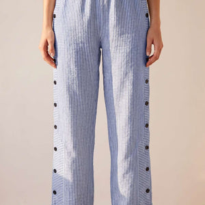 Pantalón Mencía · Recto de rayas con botones laterales