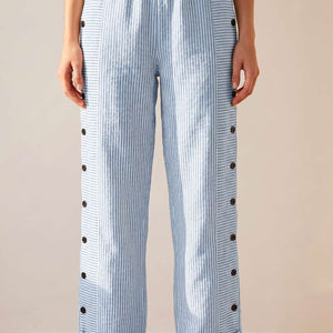 Pantalón Mencía · Recto de rayas con botones laterales