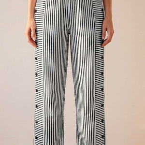 Pantalón Mencía · Recto de rayas con botones laterales
