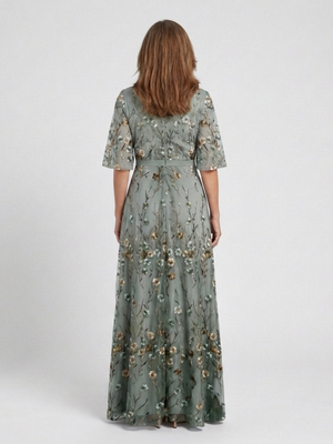 Vestido Eloísa · Maxi bordado con escote en V